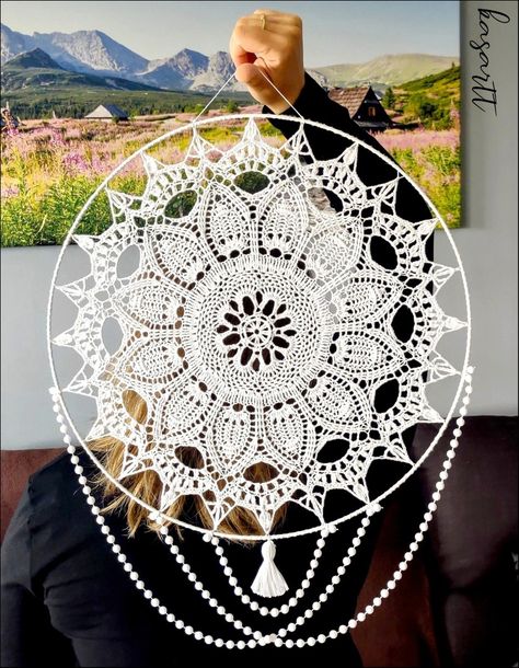 Taplak Meja Crochet, Doily Dream Catchers, Atrapasueños Diy, Lace Dream Catchers, Crochet Wall Hanging, Dream Catcher Patterns, Macrame Coasters, Crochet Wall Art, Doilies Crafts