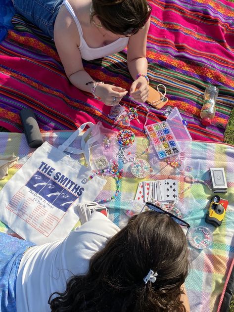 Friendship Bracelets Making Aesthetic, Making Bracelets With Friends, Friendship Bracelets Beads Aesthetic, Beach Activities Aesthetic, Fun Activities Aesthetic, Chill Summer Aesthetic, Bracelet Making Aesthetic, Friendship Bracelet Aesthetic, Friendship Bracelets Aesthetic