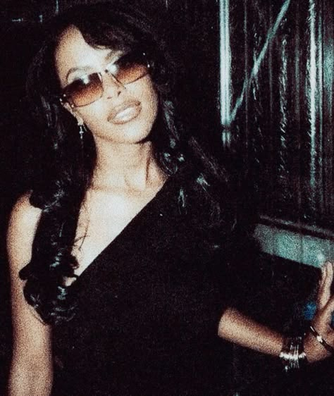 Aaliyah Style 90s, Aaliyah 90s, Rnb Aesthetic, Aaliyah Aesthetic, 90s Rnb, Aaliyah Pictures, Aaliyah Style, Aaliyah Haughton, 90s Hip Hop Fashion