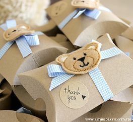 This contains an image of Bear Baby Shower Invitations, Teddy Bear Baby Shower Invitations, Bear Baby Shower Theme, Baby Shower Souvenirs, Idee Babyshower, Unisex Baby Shower, Trendy Baby Shower Ideas, Baby Shower Invitaciones, Elephant Baby Showers