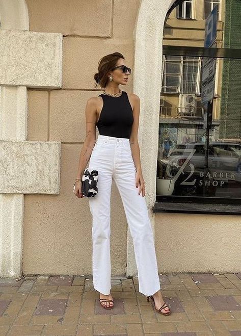 Classy Outfits White Pants, Elegant White Jeans Outfit, White Jeans Classy Outfits, White Jeans Outfit Classy, Sight Seeing Outfit Spring, Dinner Outfits With Friends, White Jeans Pants Outfit, Chic Summer Outfits 2023, White Jeans Outfit Summer Classy