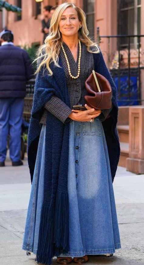 Denim Skirt Ideas, Christmas Winter Outfits, Sarah Jessica Parker Street Style, Sarah Parker, Cable Knit Sweater Outfit, Blue Skirt Outfits, Long Blue Skirts, Parker Outfit, Sara Jessica Parker