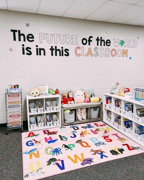 Prek Classroom Setup, Kindergarten Teacher Classroom, Kindergarten Classroom Themes, Kindergarten Classroom Setup, Elementary Classroom Themes, Teaching Classroom Decor, Teachers Room, Teacher Aesthetic, Kindergarten Classroom Decor