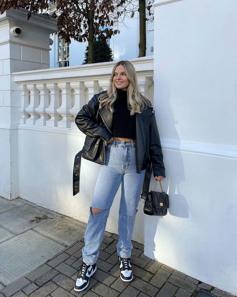 Sarah Ashcroft Outfits, Sarah Ashcroft, Fall Wardrobe Essentials, Black And White Tops, Causal Outfits, Basic Outfits, Fashion Essentials, Fall Wardrobe, Ripped Jeans