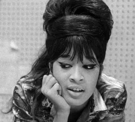 Ronnie Spector - style inspiration 1960s Hair And Makeup, Ronnie Spector, The Ronettes, 70s Girl, 1960s Hair, Beehive Hair, Wall Of Sound, Fashion 1960s, Retro Hairstyles