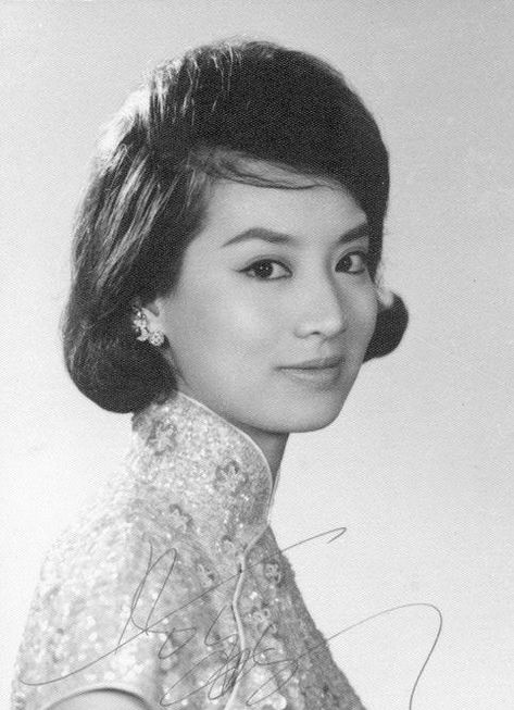 You Min Sixties Hair, 60s Makeup, 1950s Fashion Women, 60s Hair, Chinese Makeup, Aesthetic Stores, 20th Century Fashion, Chinese Hairstyle, Hairstyle Look