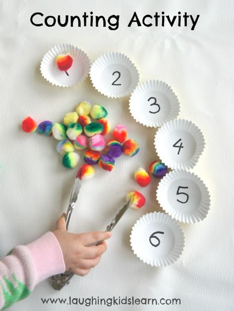 Counting activity for kids using pompoms and fine motor tongs. Great way to encourage toddlers and young children counting and matching numbers with objects. #math #counting #countindeasfortoddlers #countingfun #creativecounting #creativecountingideas #finemotorideas #finemotorfun #finemotorcreativeideas #kidsfinemotor #finemotorplay #playideas #playmatters Toddler Math, Pre K Math, Counting Activity, Preschool Resources, Learning For Kids, Preschool Homeschool, Motor Skills Activities, Counting Activities, Prek Math