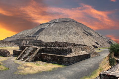 This question is at the heart of the biggest mysteries surrounding Teotihuacan's towering monument. The Sun Aesthetic, Pyramid Of The Sun, Teotihuacan Pyramid, Aztec Pyramids, Sun Aesthetic, Archaeological Finds, Ancient Cities, University Of California, Planet Earth