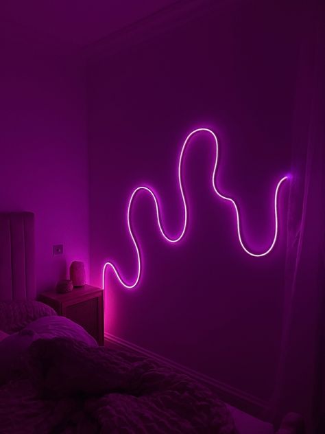 Leds Lighting Ideas Bedroom, Rope Lights Bedroom, Neon Room Ideas, Led Lights Strip Ideas, Light Purple Room, Led Lights Bedroom Aesthetic, College Dorm Room Inspiration, Aesthetic Bedroom Decor, Led Neon