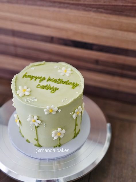 Piped daisy flower cake Daisy Buttercream Cake, Daisy Themed Birthday Cake, Cake Daisy Flower, Green Daisy Cake, Daisy Cake Ideas, Daisy Cake Birthday, Daisy Themed Cake, Trendy Birthday Cakes, Daisy Flower Cake