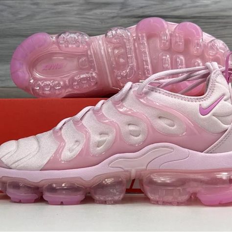 Brand New!! Women’s Missing Lid Box Pink Nike Shox, Vapormax Outfit Women, Pretty Sneakers, Demonia Shoes, Air Vapormax Plus, Nike Air Vapormax Plus, Jordan Shoes Retro, Shoes Nike Air, Shoes Outfit Fashion