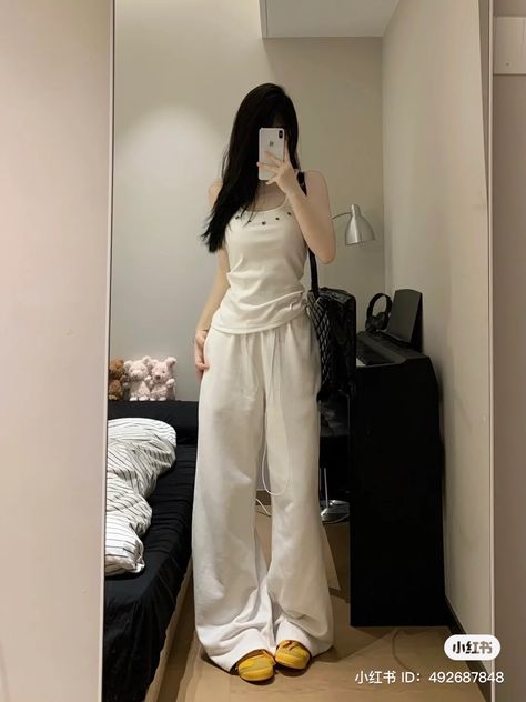 White Sweatpants Outfit Korean, Comfy Asian Outfit, Sweatpants Outfit Asian, Korean Loungewear Aesthetic, Black Comfy Outfits Korean, Comfy Korean Outfits, Chinese Street Style, Asian Streetwear, Clothes Korean Style