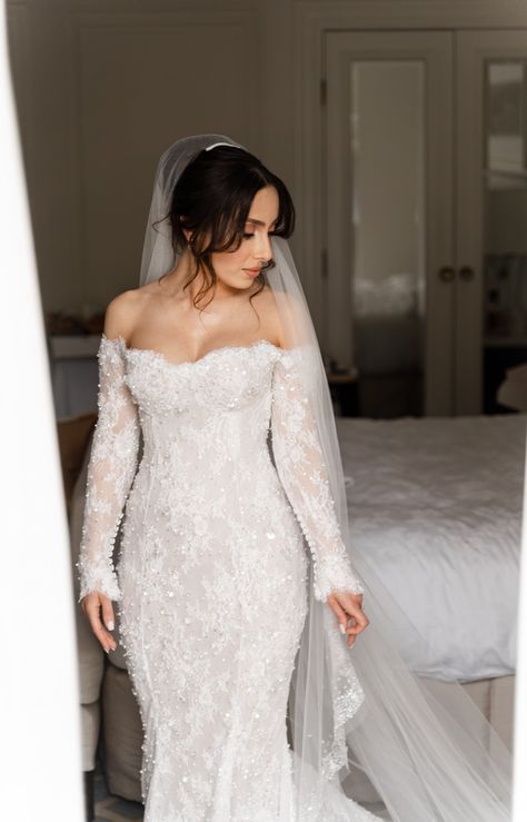 Wedding Dresses With Sleeves And Veil, Off The Shoulder Bell Sleeve Wedding Dress, Stretchy Wedding Dress, Wedding Dresses For Church, Wedding Dresses Garden Outdoor, Wedding Dresses On Curvy Women, Veil With Long Sleeve Wedding Dress, Bridal Sleeves Design, Wedding Dress For Hourglass Shape