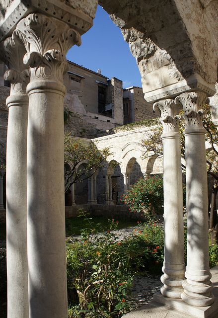 San Giovanni degli Eremeti (Palermo, Sicily) was founded in 1132 and dedicated to St. John of the Hermits. Sicily Style, Sicily Beach, Palermo Italy, Landmarks Art, Palermo Sicily, Regions Of Italy, The Cloisters, Sicily Italy, Ancient Rome