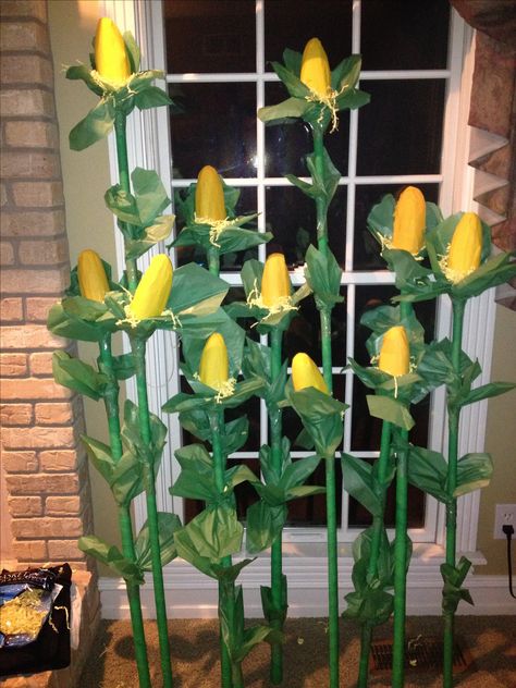 Homemade cornstalks for fair this year. Made with floral foam whittled to look like a corn cob. Wrapped in yellow crepe paper strips. Used PVC pipe wrapped in green crepe strips then made leaves out of tissue paper. Garden Props Ideas, Corn Party Theme, Fake Corn Stalks Diy, Diy Cornstalk Decorations, Corn Festival Ideas, Farm Parade Float, Farm Parade Float Ideas, Ffa Parade Float Ideas, Corn Themed Party