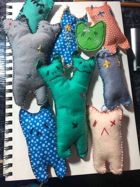 Diy Plushies Patterns, Easy Plushies Diy, Simple Plushie Patterns, Aesthetic Sewing Projects, Cute Sewing Projects, Handmade Plushies, Sewing Stuffed Animals, Plushie Patterns, Mia 3