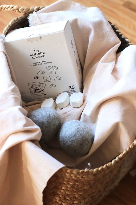 a basket with zero waste laundry tabs in it Best Natural Laundry Detergent, Zero Waste Laundry, Laundry Detergent Brands, Detergent Brands, Laundry Stripping, Natural Laundry Detergent, Laundry Pods, Green Clean, Clean Clothes