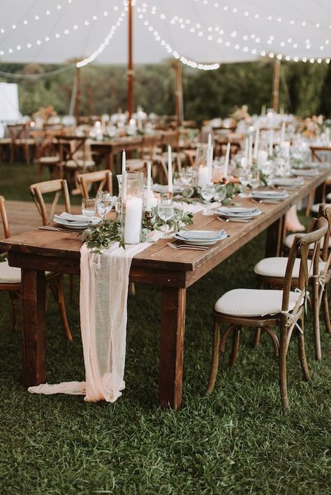 Découvrez toutes nos idées pour une déco de table spéciale mariage ! #déco #table #mariage #été #summer #fête #wedding #extérieur #bois #champêtre Table Runner On White Tablecloth, Tulle Runner Table, White Runner Wedding Table, Off White Table Runner, Long Reception Table Decor Simple, Simple Wedding Table Settings Rustic, Simple Wedding Table Flowers, Wedding Table Settings Simple, White Table Runner Wedding