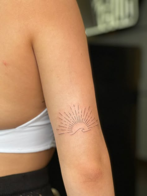 Sun And Sea Tattoo Minimalist, Water Sun Tattoo, Fineline Sun Tattoo, Bali Tattoo Ideas, Sun And Wave Tattoo, Wave And Sun Tattoo, Sunrise Tattoo, Beachy Tattoos, Tattoo Sonne