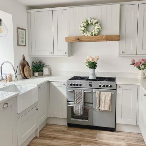 Howdens on Instagram: “How cosy and inviting does @ourhertfordshirehome's Fairford Dove Grey kitchen look? 😍” Grey Kitchen Diner Ideas, Kitchen Upstand, U Shaped Kitchen Interior, Dove Grey Kitchen, Small Kitchen Diner, Pretty Bedrooms, Howdens Kitchens, Diner Ideas, Top Kitchen Cabinets