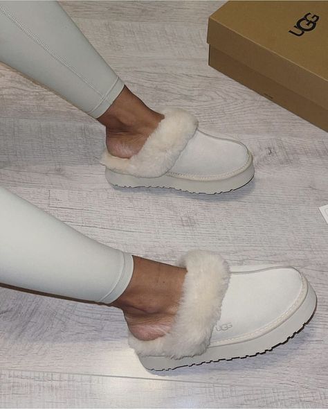 Ugg Slides Outfit Ideas, Cute Uggs, Fluffy Shoes, Pretty Sneakers, White Slippers, Trendy Shoes Sneakers, Pretty Shoes Sneakers, Jordan Shoes Retro, All Nike Shoes