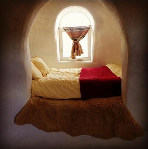 Cob Bedroom, Adobe Bedroom, Monolithic Dome Homes, Bed Nook, Adobe Home, House Bunk Bed, Straw Bale House, Earthship Home, Mud House