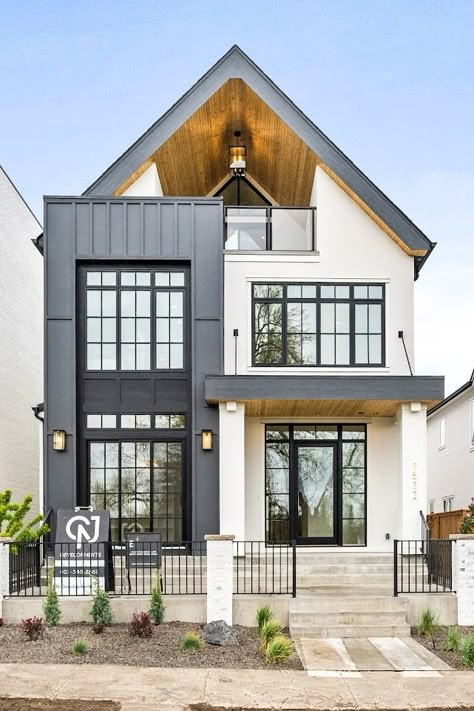 Gallery House With Carriage House, Modern Townhouse Floorplan, Three Story House Exterior, Modern Two Story Homes, 4 Storey House Design, Light Grey House, Mcalpine House, Yard Architecture, Transitional Home Exterior