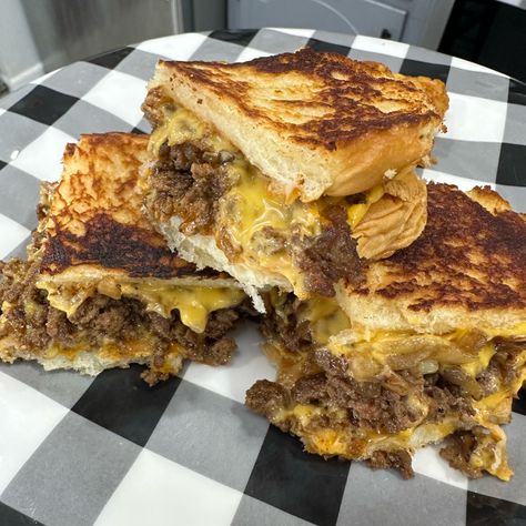 Grilled Cheese Cheeseburger Sliders - Cooking in the Midwest Grilled Cheese Cheeseburger, Cooking In The Midwest, Grilled Cheese Burger, Easy Diner, Frozen Sweet Potato Fries, Luke Brown, Simple Foods, Making Grilled Cheese, Cheeseburger Sliders