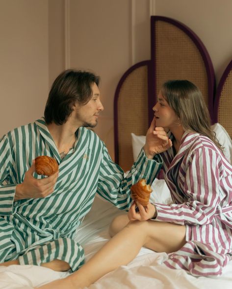 Breakfast in bed & the dreamiest start into the day with Dana & Yevhen 🥐☕️ This romantic hotel couple shoot was probably one of the most fun sessions I've ever photographed, with lots of laughter, jumping on the bed and sneaking kisses between croissants. Which one's your favorite? 🫶🏻 #coupleshoot #couplephotography #breakfastinbed #croissant #cinematicphotography #viennaphotographer #777luckyfish #authenticlovemag #dirtybootsandmessyhair Vintage Couple Photos, Breakfast Photoshoot, Coffee Newspaper, Couple Breakfast, Dreamy Engagement Photos, Cinematic Couple, Vienna Wedding, Breakfast Date, Jumping On The Bed