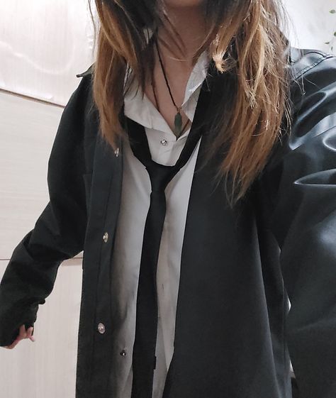 aesthetic crystals crystal necklace urban outfitters top white shirt oversized blazer black tie rings White Shirt Black Tie Women, Women Neck Tie Outfits, Bsd Ada, Outfits With Ties, Neck Tie Outfit, White Shirt Oversized, 1975 Concert, Milan Outfits, Aesthetic Crystals