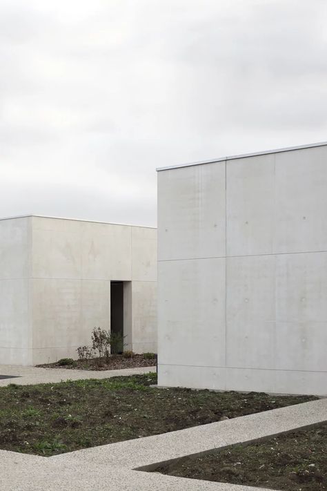 Concrete Building Architecture, White Concrete House, Modern Concrete House, Concrete Cladding, Circular Buildings, Facade Cladding, Concrete Facade, Concrete Architecture, Charred Wood