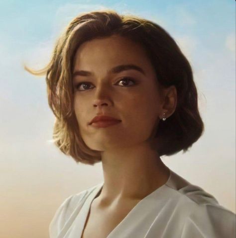 Short Hair Movie Characters, Kiera Knightly Haircut, Ethereal Hairstyles Short, 1940s Haircut, Dark Academia Short Hair, Actresses With Short Hair, Kiera Knightly Bob, Anne Hathaway Shoulder Length Hair, Classic Short Hair