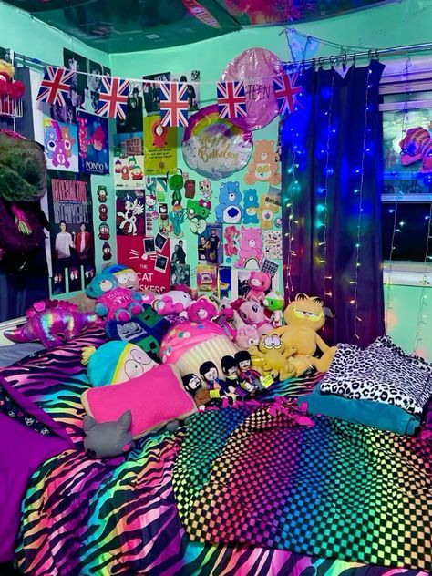 Scenemo Room Ideas, Room Ideas Kidcore, Room Decor Kidcore, Scenecore Room Ideas, 2000s Aesthetic Room Decor, Scene Room 2000s, Scenecore Room Decor, Scene Bedroom 2000s, Weird Room Ideas