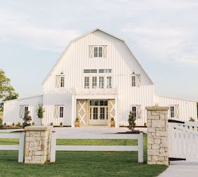 All About Vignettes: I WANT TO LIVE IN A BARN Barn Living, Barn Style House Plans, Events Design, Barn Plans, Building Homes, Western Homes, Barn Style House, White Barn, Farmhouse Exterior