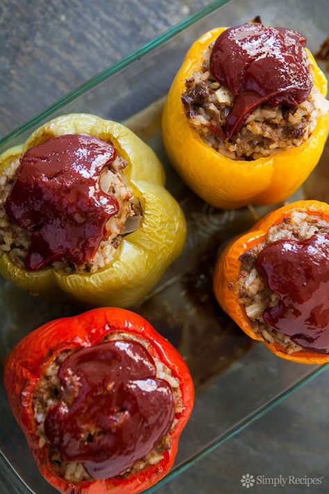 Bell peppers stuffed with a mixture of ground beef, rice, onions, tomatoes, and spices.  Classic American stuffed bell peppers recipe. ~ SimplyRecipes.com Stuffed Peppers Rice, Stuffed Bell Peppers Recipe, Ground Beef Rice, Chili Mac And Cheese, Beef Rice, Bell Pepper Recipes, Favorite Recipes Dinner, Simply Recipes, Peppers Recipes