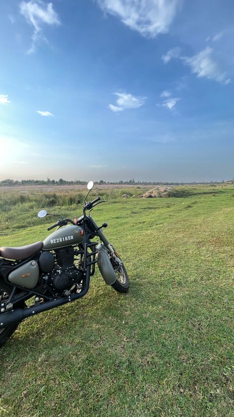 Bike Snap, Film Videography, Classic 350 Royal Enfield, Casual Techwear, Royal Enfield Modified, Nature Desktop, Bullet Bike Royal Enfield, Night Rides Snapchat, Best Physique