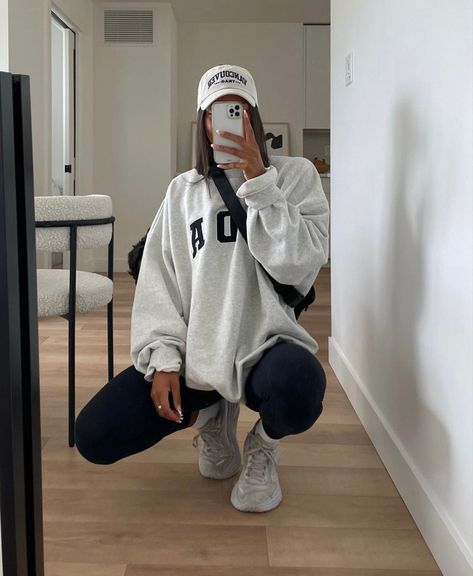 Sporty Look Outfits Winter, Cozy Concert Outfit, Gym Outfit For Winter, Elevated Gym Outfit, Athlesiure Fits Women Fall, White Gym Shoes Outfits, Hoodie Outfit Leggings, Winter Outfits Athleisure, Ada Hoodie Outfit