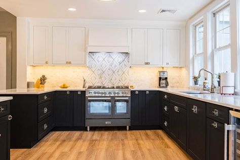 Kitchen Black Floor, Kitchen Cabinets Shaker Style, Lakehouse Kitchen, Backsplash For White Cabinets, Two Tone Kitchen Cabinets, Apartment Plan, Kitchen Island Cabinets, Mom Kitchen, Wood Floor Kitchen