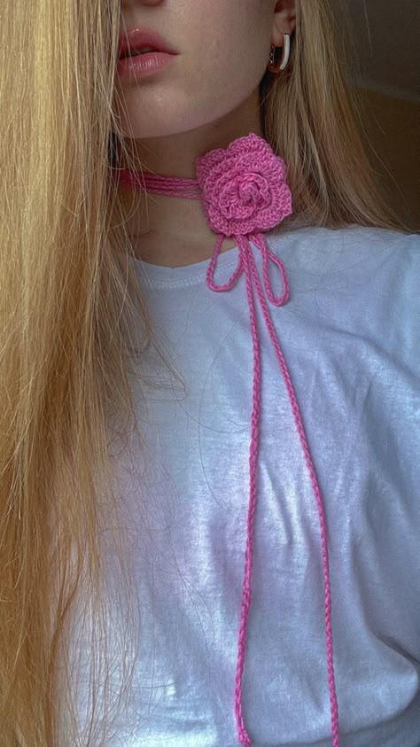 Crochet Flower Choker, Flower Choker Outfit, Hair Accessories Crochet, Diy Knitting Projects, Crochet Garden, Crochet Tank Tops, Rose Choker, Mode Hippie, Crochet Hair Accessories