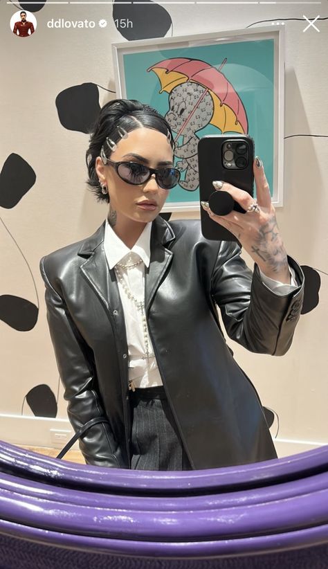 Demi Lovato’s Latest Hairstyle Is "Clueless" Meets "The Matrix" Matrix Outfit, Matrix Hairstyle, Demi Lovato Short Hair, Demi Lovato Hair, Demi Lovato Style, Grunge Looks, Rocker Girl, Leather Blazer Jacket, Inspiring People