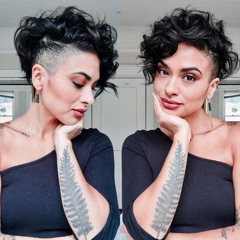 1,764 Likes, 66 Comments - Rachel Renae Paz (@beautybyrachelrenaepaz) on Instagram: “I love a good silhouette . Thanks for cleaning me up @maxmacfarlane . ✂️✨ #freshFADE…” Curly Undercut, Short Curly Haircuts, Haircuts For Curly Hair, Penteado Cabelo Curto, Short Pixie Haircuts, Marmaris, Undercut Hairstyles, Short Hair Styles Pixie, Curly Hair Cuts