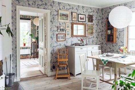 Traditional Swedish Interior, Swedish Home, Vintage Apartment, Townhouse Designs, Swedish House, Small Apartment Decorating, Decor Minimalist, Cheap Decor, Scandinavian Home