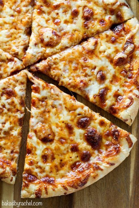 Easy homemade classic three cheese pizza recipe from @bakedbyrachel Three Cheese Pizza, Cheese Pizza Recipe, Pizza Calzone, Gourmet Catering, Calzone Pizza, Pizza Recipes Homemade, Three Cheese, Think Food, Idee Pasto Sano