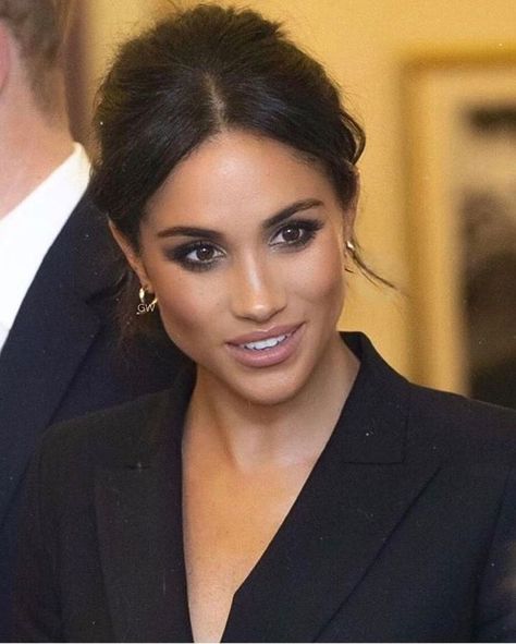 Meghan Markle Style – Best Looks of Her! #meghanmarkle #meghanmarklestyle #fashionnews #celebrityfashion #fashionews #fashionactivation Meghan Markle Hair, Estilo Meghan Markle, Meghan Markle Photos, Revolution Eyeshadow, Princess Meghan, Royal Beauty, Meghan Markle Style, Vintage Black Glamour, Makeup For Brown Eyes