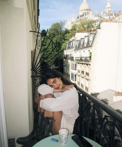 #classicjournals Via // pinterest Paris Core Outfits, Paris Ig Pics, Getty Museum Outfit, Balcony Pictures Instagram, Paris Inspo Pics, Europe Girl Aesthetic, Spain Street Style, Paris Instagram Pictures, Paris Photo Ideas