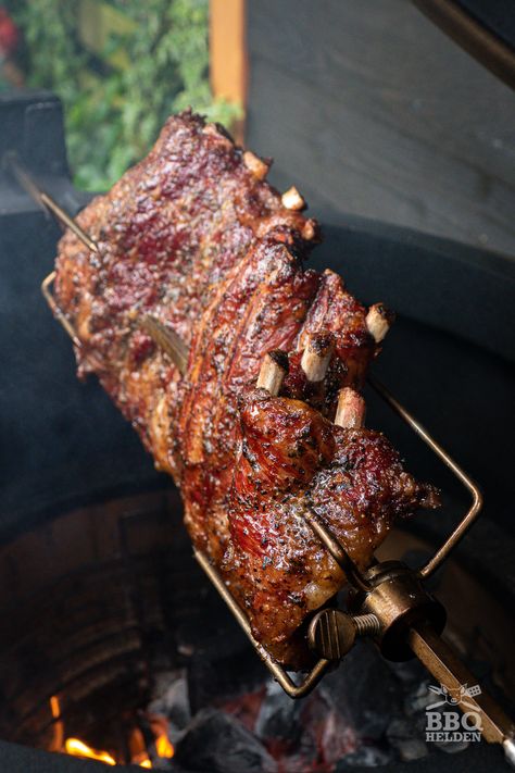 Rotisserie spare ribs – BBQ-Heroes Rotisserie Ribs, Rotisserie Recipes, Spareribs Recipe, Bbq Spare Ribs, Bbq Rotisserie, Ribs Bbq, Smoked Food, Kamado Joe, Spare Ribs