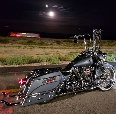 SHARE YOUR HARLEY ®️ on Instagram: “S/O 👉🏼 @bigtaguilar Road King . •••••••••••••••••••••••••••••••••••••••••• #shoutout #shareyourharley #harley #bobber #chopper #vtwin…” Road King Harley, Harley Rocker, Harley Bagger, Harley Davidson Road King, Outdoor Pavers, Custom Motorcycles Harley, Bagger Motorcycle, Chicano Style, Road King Custom