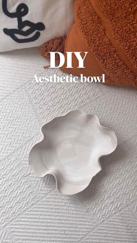 Aesthetic Diy Crafts Easy Air Dry Clay, Diy Key Bowl, Ceramic Ideas For Beginners, Clay Art Beginners, Easy Stuff To Make With Clay, Clay Art Bowl, Das Clay Ideas Tutorials, Clay Art Vase, Clay Tutorials Air Dry