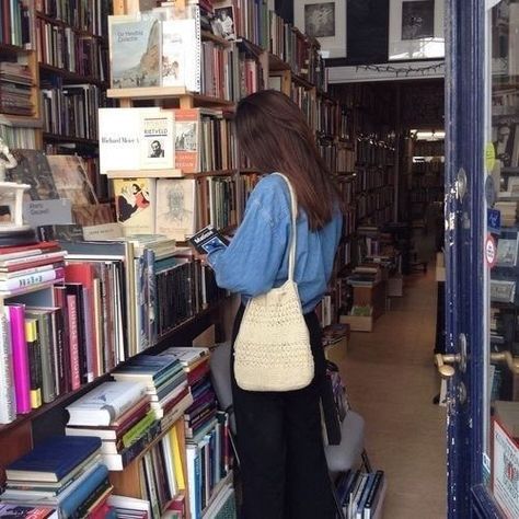 𝓁𝓎𝓃𝓃 on Twitter: "my kind of “perfect day”… " Book Shelf, Book Store, A Book, We Heart It, A Woman, Lost, Purse, Tumblr, Books