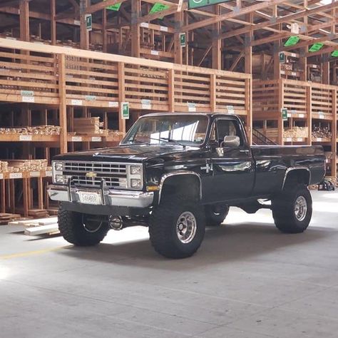 Older Chevy Trucks, Blacked Out Square Body Chevy, Chevy Box Truck, 89 Chevy Truck, 78 Chevy Truck, Square Body Trucks Chevrolet, Old Lifted Chevy Trucks, Old Black Chevy Truck, Cool Lifted Trucks